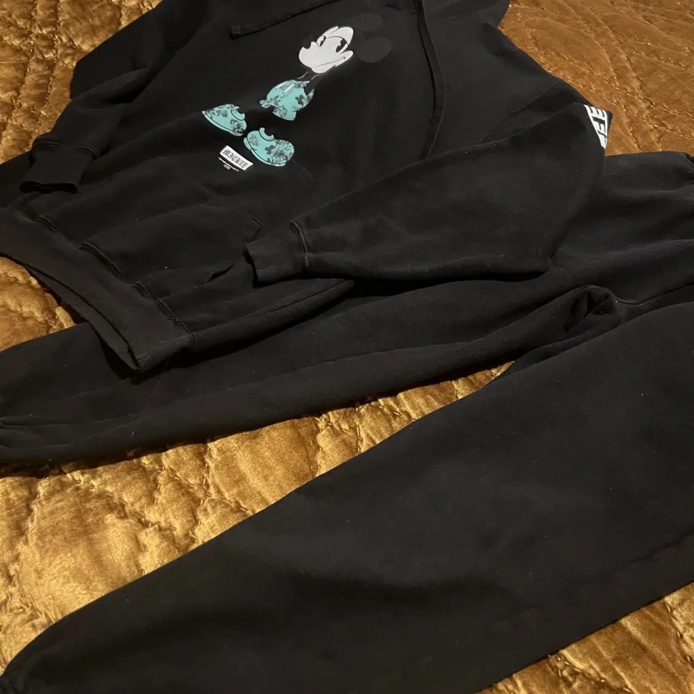 Hoodie and sweatpants - Picture 8 of 9